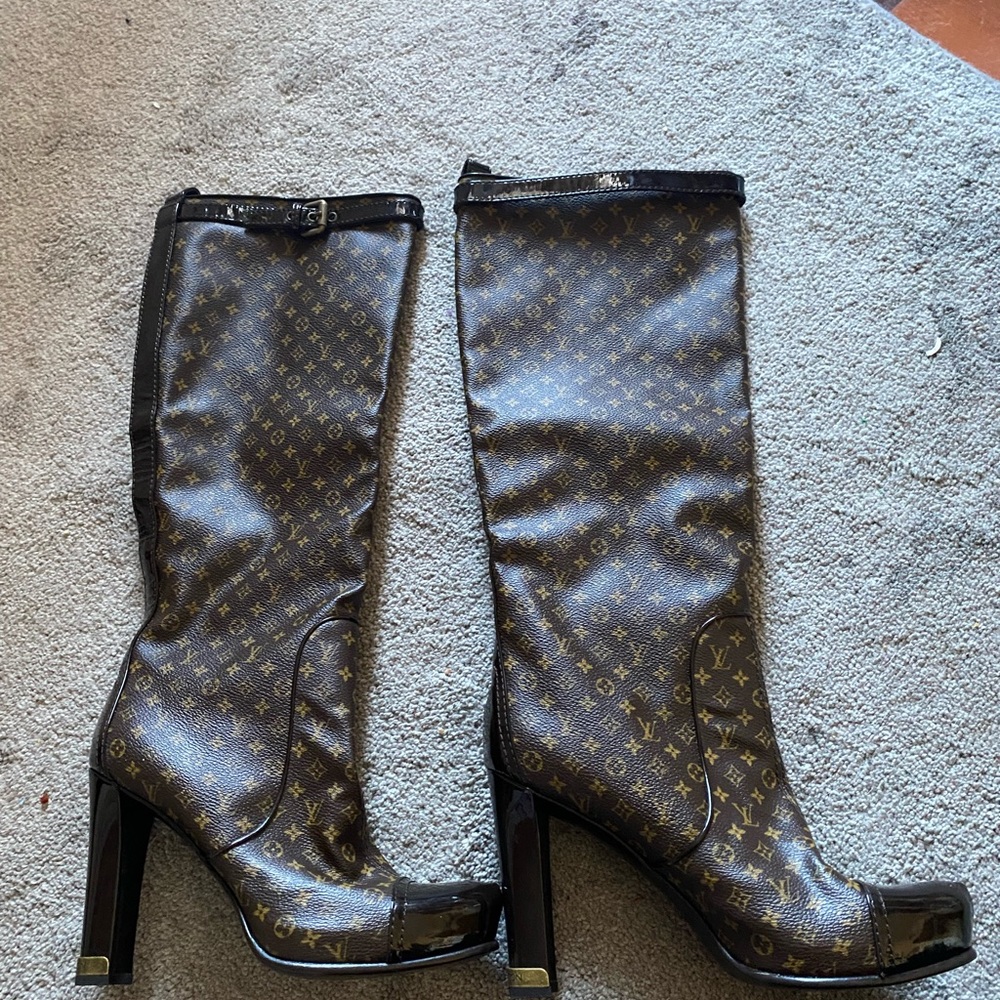 Louis Vuitton Authentic Signature boots
